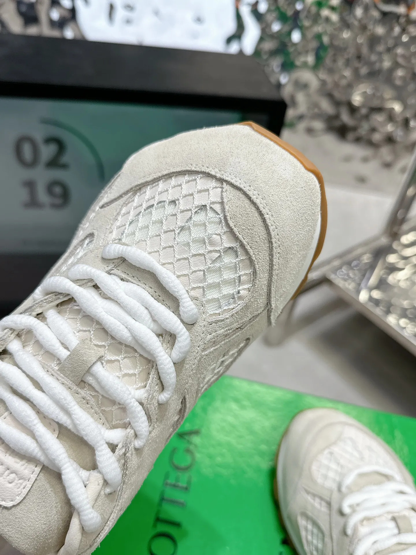 👟👟Ex-factory price 560👟👟 Men ➕20 💰𝐁𝐨𝐭𝐭𝐞𝐠𝐚 𝐕𝐞𝐧𝐞𝐭𝐚 Bodie Home Couple Style 👫BV Sports Shoes Wang Yibo Same Style Casual shoes for couples and dad shoes! Runner sneakers! Original purchase and development! Made of original lightweight technical mesh fabric, the same as the original version! The process is complicated! Paired with a geometric pattern designed rubber outsole, the higher version of the Wang Zha series is actually much taller, but the legs still look slim. Very nice. Durable and durable to play with, standard and version-matching shoe-packing technology. Look for high-end versions. The original outsole is exclusively molded, and the color-blocked TPU outsole is used. The material and weight are the same as the original! Size: Women’s size 35-41 (40 and 41 customized, non-refundable) Men’s size 39-45 (45 customized, non-refundable)